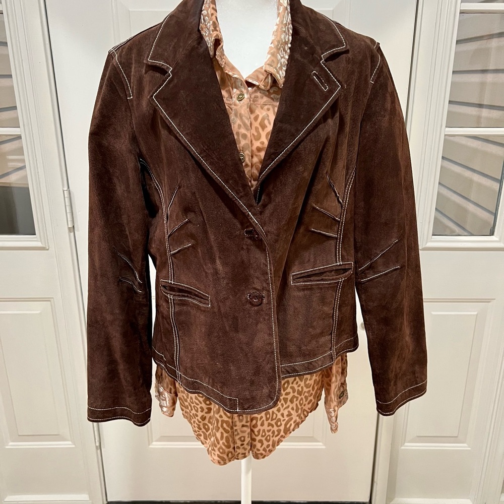 Chocolate Suede Fitted Wilson’s leather jacket. Size is an X-LARGE